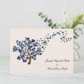 Blauer Herzbaum über Elfenbeinhochzeit Einladung (Stehend Vorderseite)