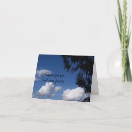 Blauer Himmel auf einer Beileid-Karte Karte