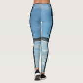 blauer Himmel (Flughafenfenster) Leggings (Rückseite)