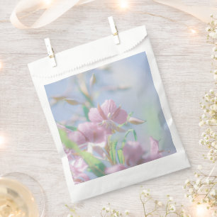 Blauer Himmel Grüne Pflanzenblätter Lila Blumen Geschenktütchen