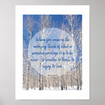 Blauer Himmel im Schnee im Foto