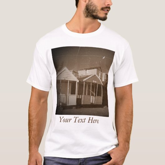 Blauer Himmel in Strandhütten, das englische Foto T-Shirt (Vorderseite)