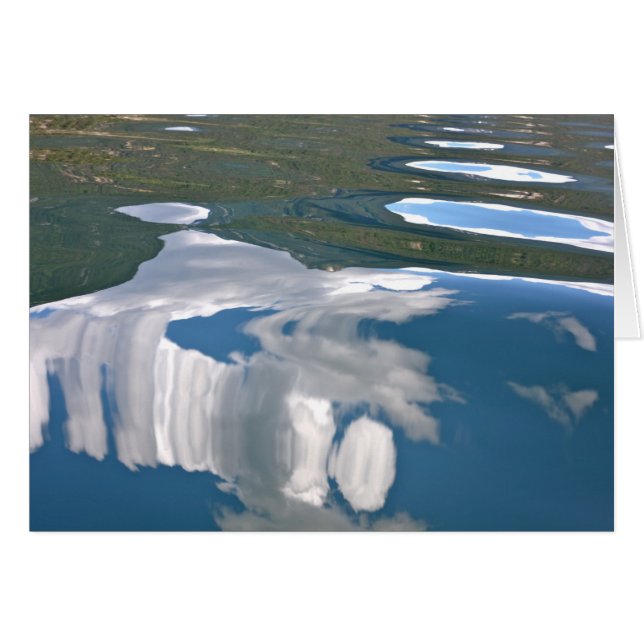 Blauer Himmel mit Clouds See-Reflexions-leerer (Vorderseite (Horizontal))