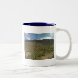 Blauer Himmel mit der Apache-Sprungs-Tasse Zweifarbige Tasse