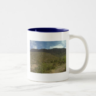 Blauer Himmel mit der Apache-Sprungs-Tasse Zweifarbige Tasse