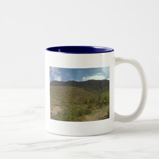 Blauer Himmel mit der Apache-Sprungs-Tasse Zweifarbige Tasse (Rechts)