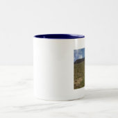 Blauer Himmel mit der Apache-Sprungs-Tasse Zweifarbige Tasse (Mittel)
