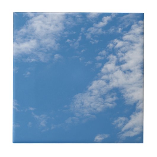 Blauer Himmel mit der Keramik der weißen Wolken Fliese (Vorderseite)