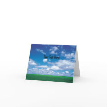 Blauer Himmel mit flauschigen Wolken und grüner Gr