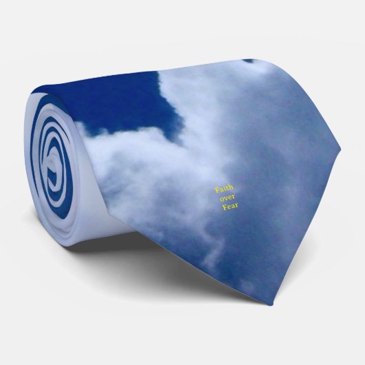 Blauer Himmel mit goldenem Kreuz Krawatte (Gerollt)