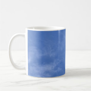 Blauer Himmel mit kleinen Wolken Kaffeetasse