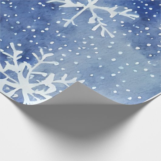 Blauer Himmel mit riesigen Schneeflocken Geschenkpapier (Ecke)