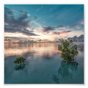 blauer Himmel mit roten und dunklen Wolken, die au Fotodruck