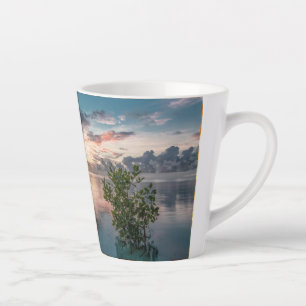 blauer Himmel mit roten und dunklen Wolken, die au Milchtasse