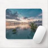 blauer Himmel mit roten und dunklen Wolken, die au Mousepad (Mit Mouse)