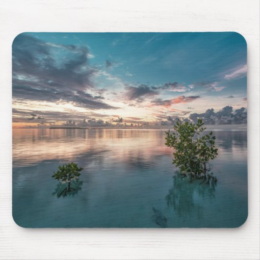 blauer Himmel mit roten und dunklen Wolken, die au Mousepad (Vorne)