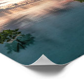 blauer Himmel mit roten und dunklen Wolken, die au Poster (Ecke)