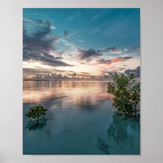blauer Himmel mit roten und dunklen Wolken, die au Poster (Vorne)