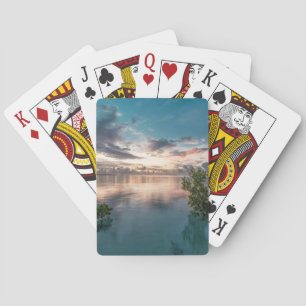 blauer Himmel mit roten und dunklen Wolken, die au Spielkarten