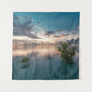 blauer Himmel mit roten und dunklen Wolken, die au Wandteppich