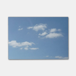 Blauer Himmel mit Weiß bewölkt Post-Itanmerkunge Post-it Klebezettel