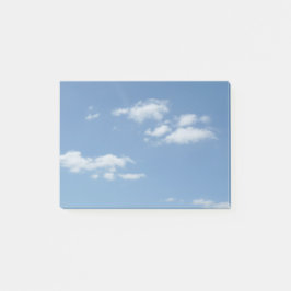 Blauer Himmel mit Weiß bewölkt Post-Itanmerkungen Post-it Klebezettel