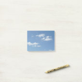 Blauer Himmel mit Weiß bewölkt Post-Itanmerkungen Post-it Klebezettel (Auf Schreibtisch)