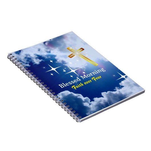 Blauer Himmel mit weißen Wolken und goldenem Kreuz Notizblock (Rechte Seite)