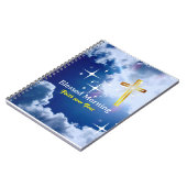 Blauer Himmel mit weißen Wolken und goldenem Kreuz Notizblock (Linke Seite)