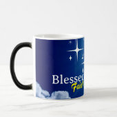 Blauer Himmel mit weißen Wolken und goldenem Kreuz Verwandlungstasse (Links)