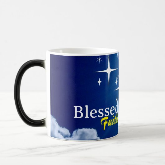 Blauer Himmel mit weißen Wolken und goldenem Kreuz Verwandlungstasse