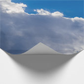 Blauer Himmel mit weißen Wolken und Strahl des Geschenkpapier (Ecke)