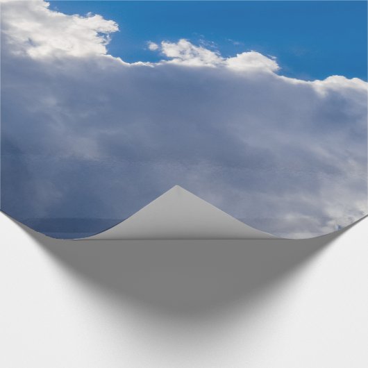 Blauer Himmel mit weißen Wolken und Strahl des Geschenkpapier (Ecke)