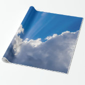 Blauer Himmel mit weißen Wolken und Strahl des Geschenkpapier (Ungerollt)