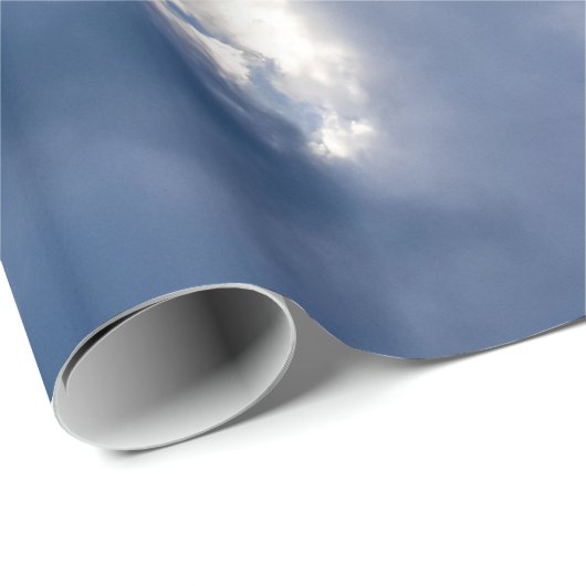 Blauer Himmel mit weißen Wolken und Strahl des Geschenkpapier (Rolleneckpunkt)
