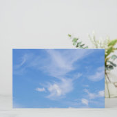 Blauer Himmel mit wispy Wolken Briefpapier (Stehend Vorderseite)