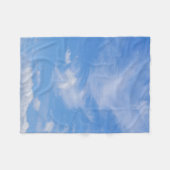 Blauer Himmel mit wispy Wolken Fleecedecke (Vorderseite (Horizontal))