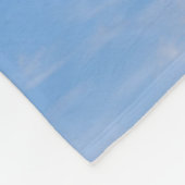 Blauer Himmel mit wispy Wolken Fleecedecke (Ecke)