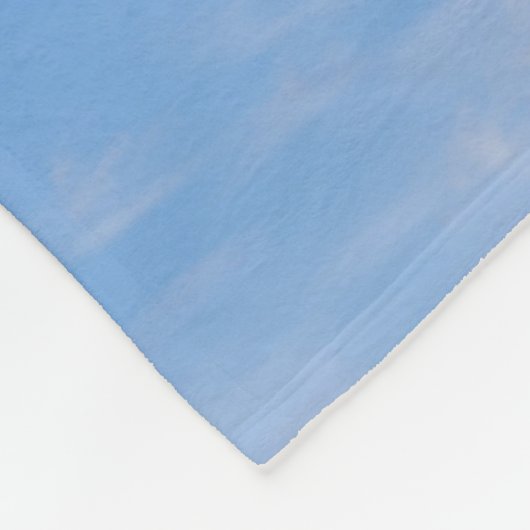 Blauer Himmel mit wispy Wolken Fleecedecke (Ecke)