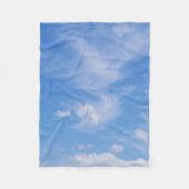 Blauer Himmel mit wispy Wolken Fleecedecke (Vorderseite)