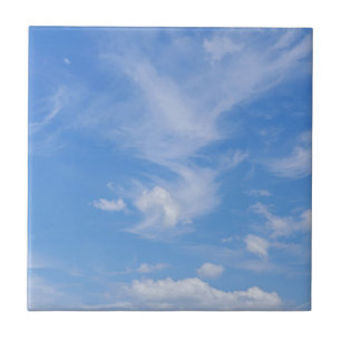Blauer Himmel mit wispy Wolken Fliese
