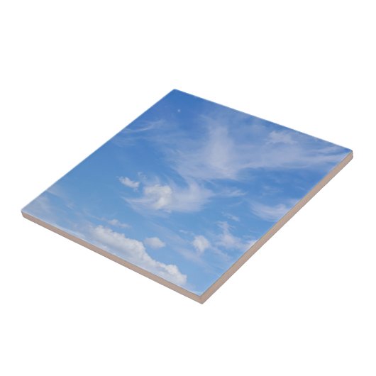 Blauer Himmel mit wispy Wolken Fliese (Seite)