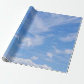 Blauer Himmel mit wispy Wolken Geschenkpapier (Ungerollt)