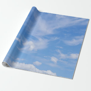 Blauer Himmel mit wispy Wolken Geschenkpapier