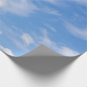 Blauer Himmel mit wispy Wolken Geschenkpapier (Ecke)
