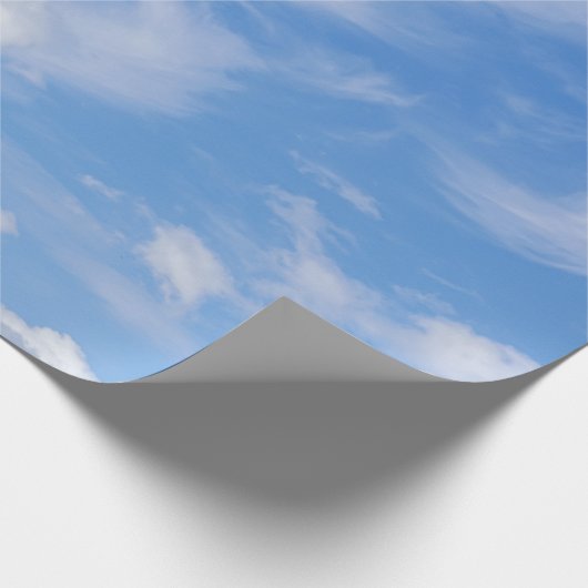 Blauer Himmel mit wispy Wolken Geschenkpapier (Ecke)