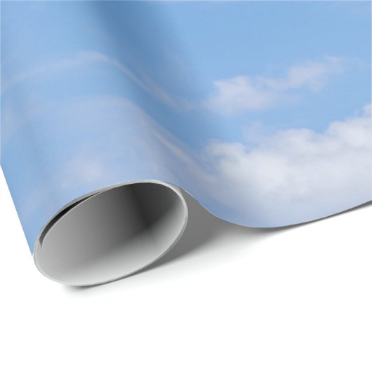 Blauer Himmel mit wispy Wolken Geschenkpapier (Rolleneckpunkt)