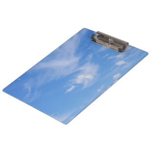 Blauer Himmel mit wispy Wolken Klemmbrett