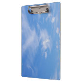 Blauer Himmel mit wispy Wolken Klemmbrett (Links)