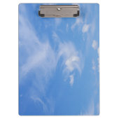 Blauer Himmel mit wispy Wolken Klemmbrett (Vorderseite)